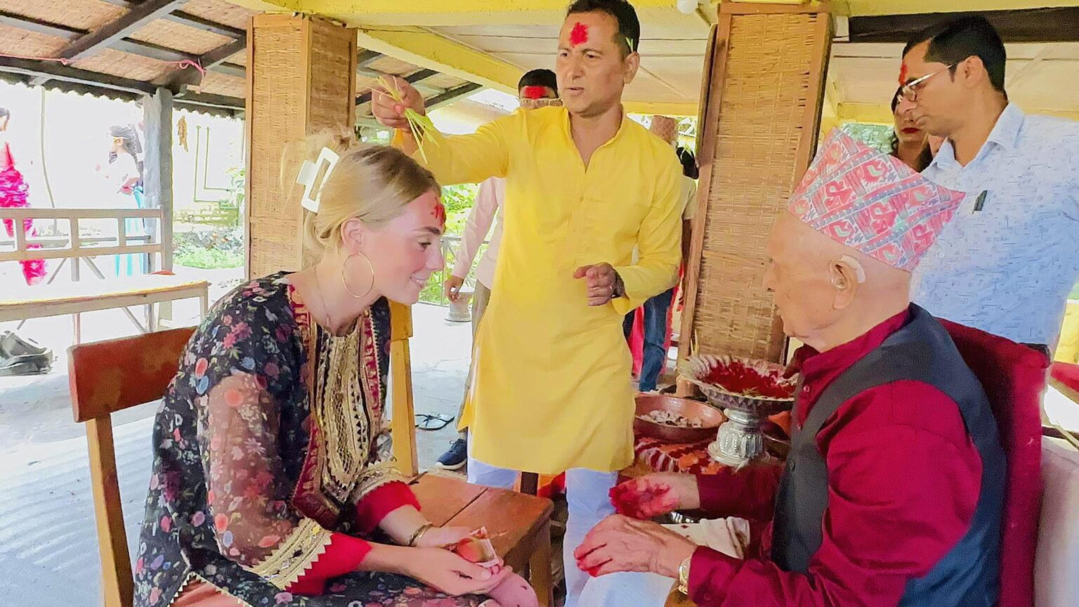 सौराहामा विदेशी पर्यटकले मनाए दसैँ, टीका र जमरा थाप्न पाउँदा दङ्ग
